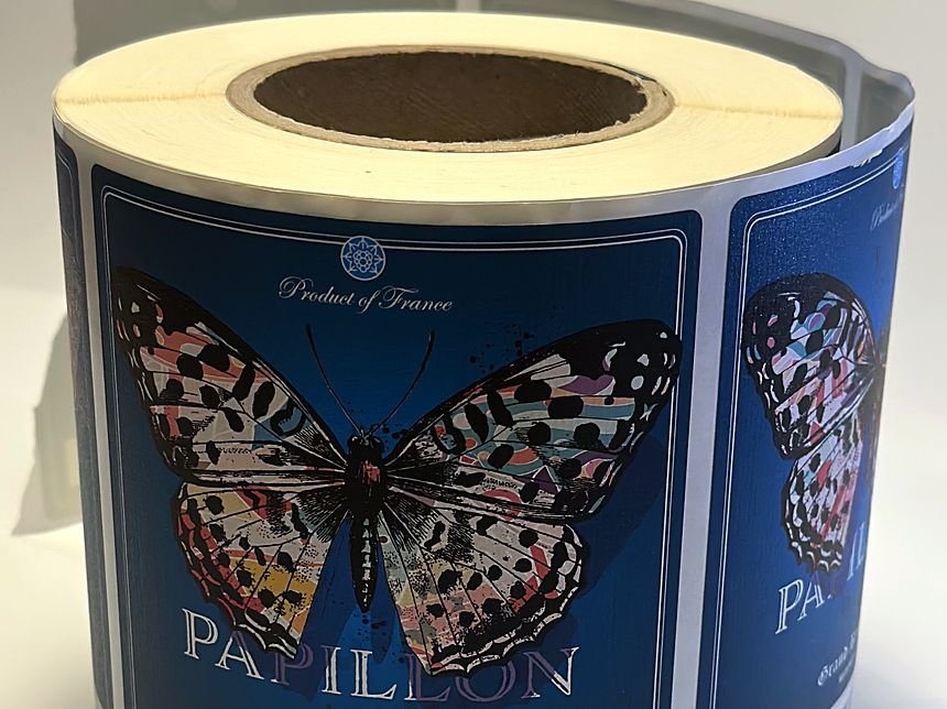Vyno etikečių rulonas su drugelio iliustracija